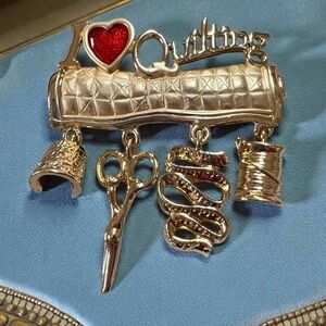 Gold Tone I ❤️ Quilting Brooch Pin Sewing Supplies Charms